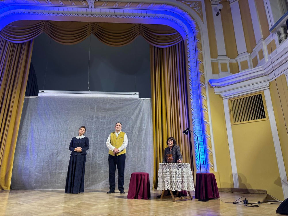 OKROGLA MIZA USTVARJALCEV 