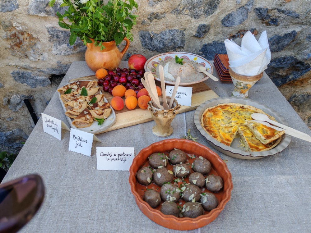 ŽIVA ZGODOVINA: KAKOV. TURIZEM